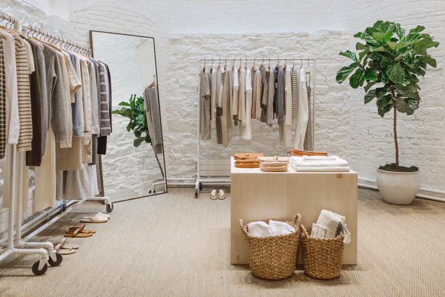 Стильный интерьер магазина одежды