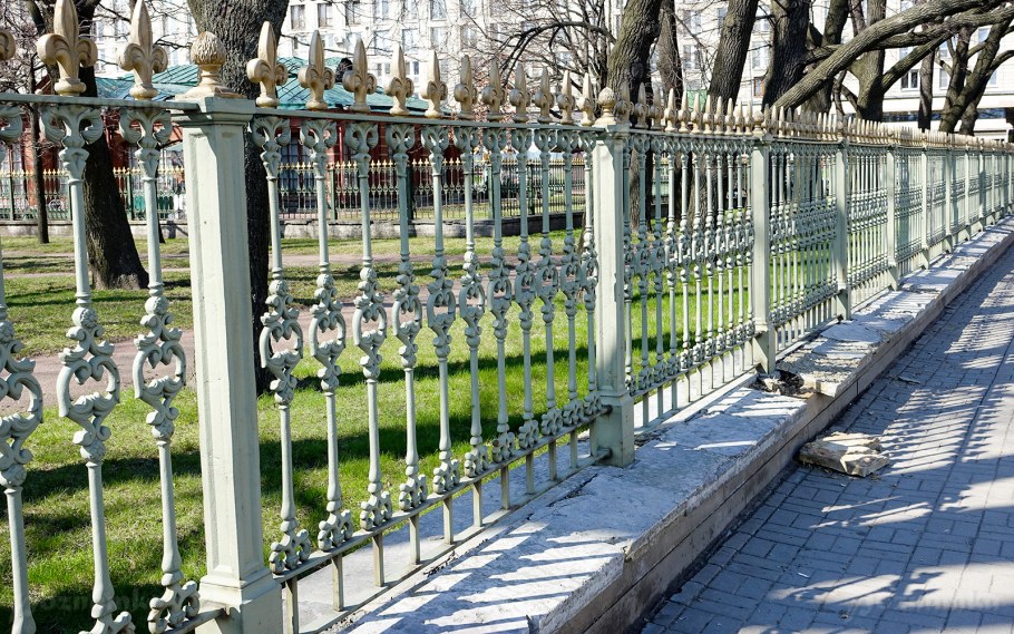 Ограда Екатерининского сквера в Санкт Петербурге