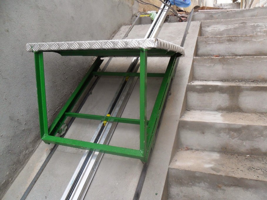 Лестничный подъемник для грузов
