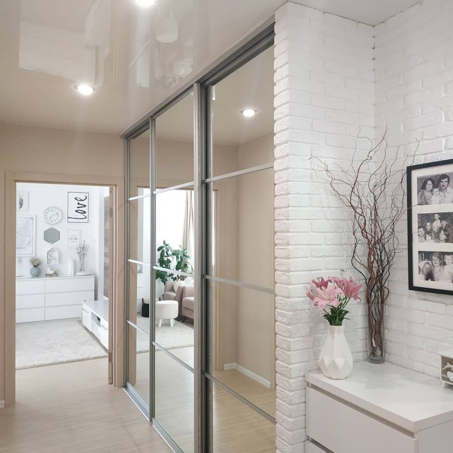 Светлая прихожая в современном стиле