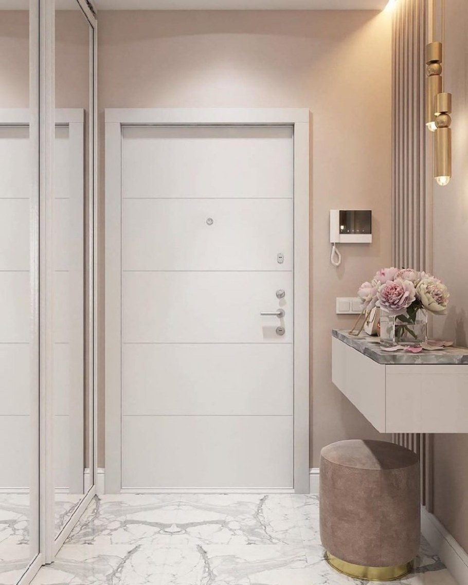 Маленькая светлая прихожая