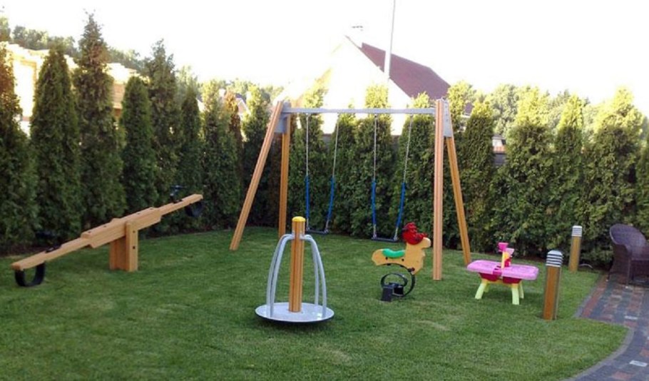 Ландшафт участка с детской площадкой