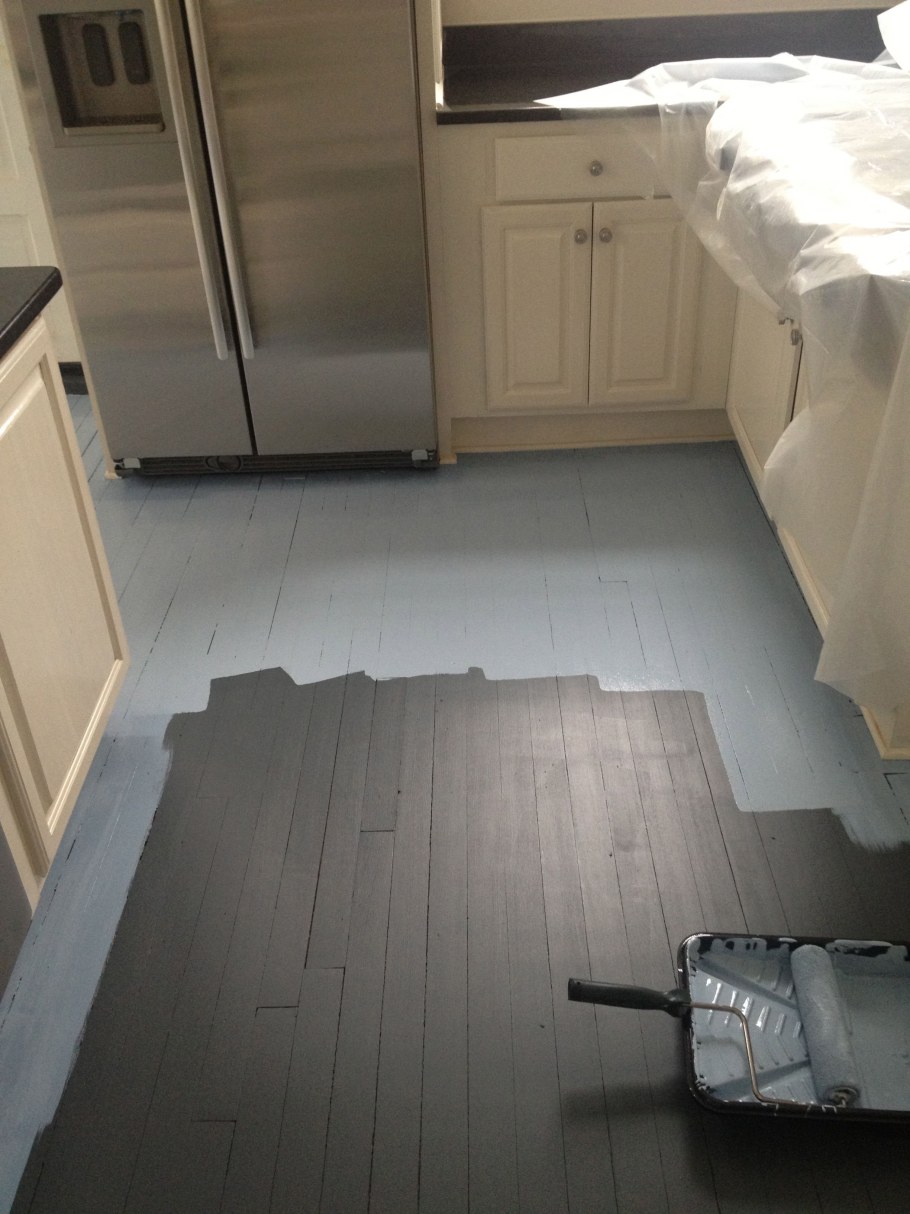 Деревянный пол окрашенный в серый цвет