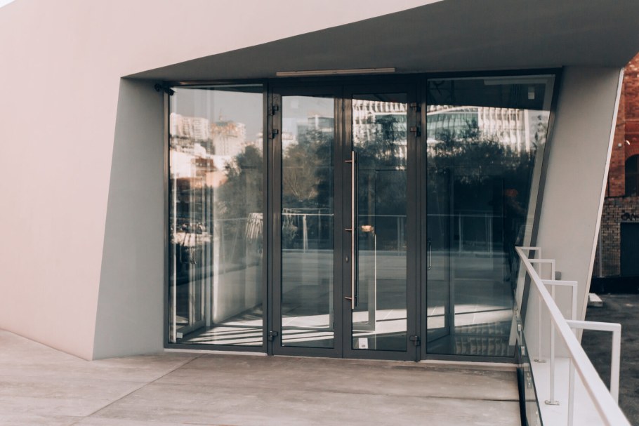 Дверь металлопластиковая входная системы Schuco