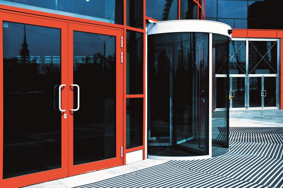 Алюминиевые двери входная группа