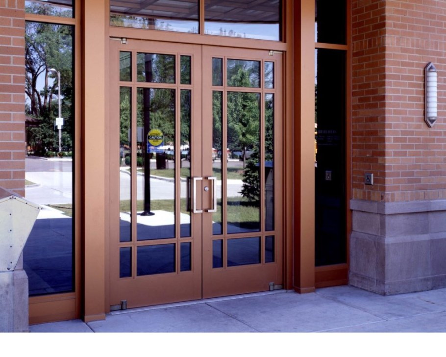 Пластиковая входная дверь в дом