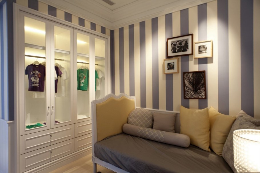 Полоски на стене в интерьере