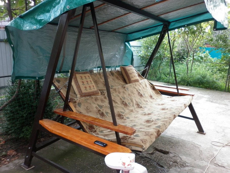 Качели с крышей