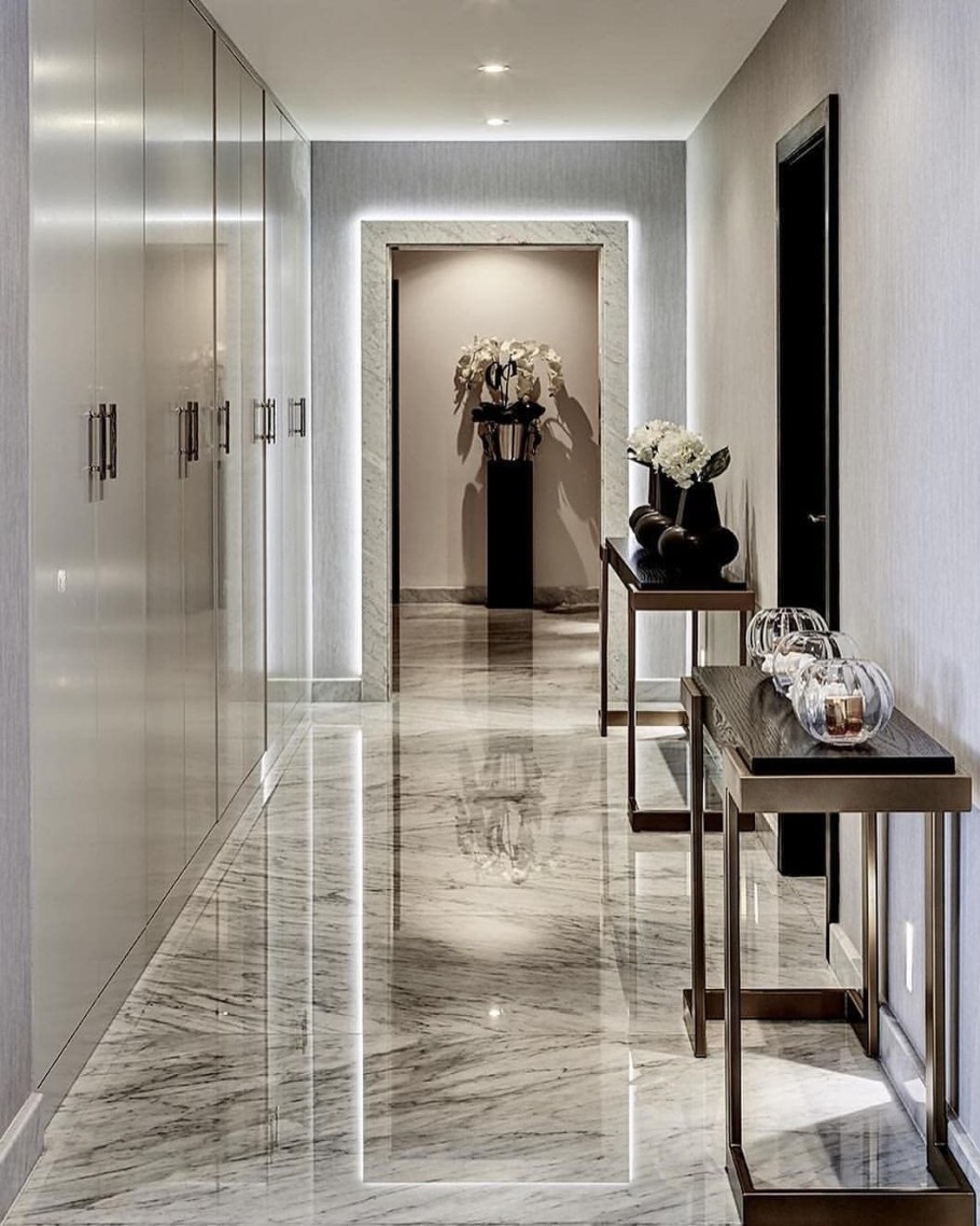 Глянцевая плитка в коридоре