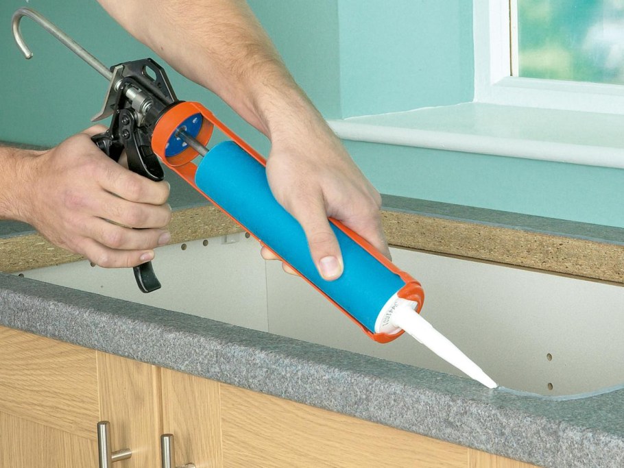 Силиконовый герметик для столешницы на кухне