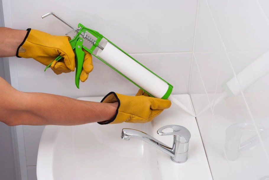 Силиконовый герметик для раковины на кухне