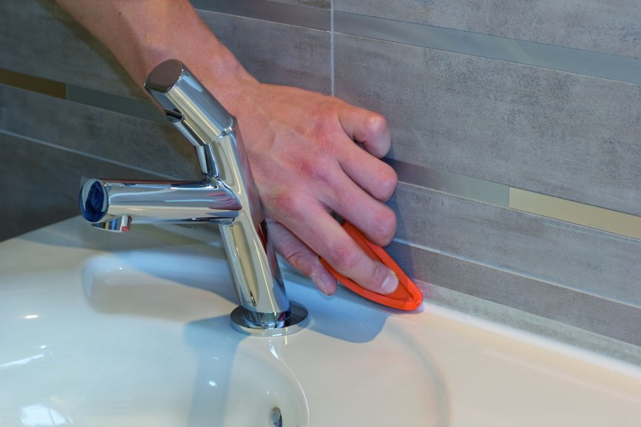 Силиконовый шов в ванной