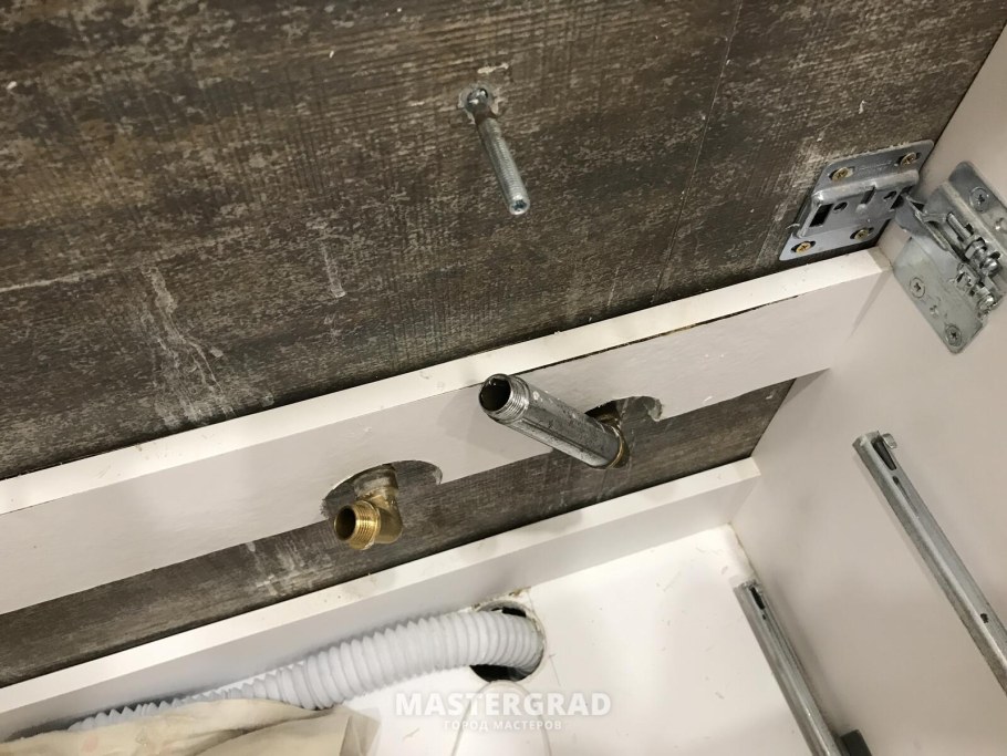 Крепление царги снизу кухни