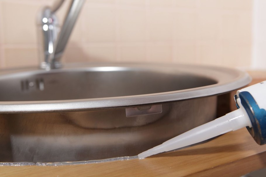 Силикон для раковины на кухне