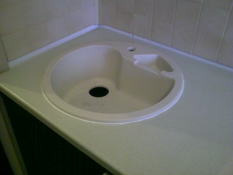 Врезка керамической мойки в столешницу