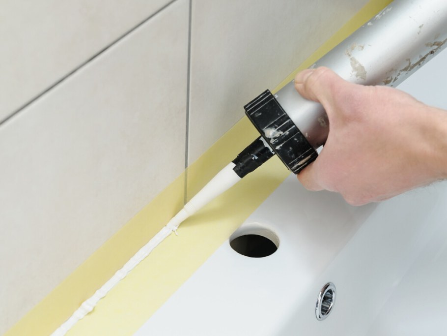 Гидроизоляция швов ванны