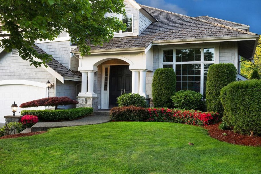 Газон перед домом