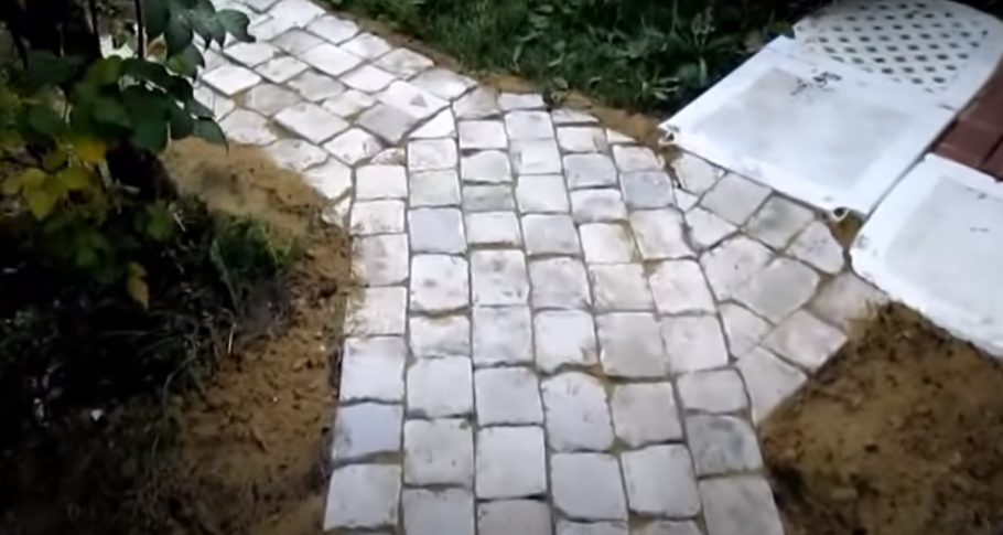 Садовые дорожки из бутылок своими руками фото