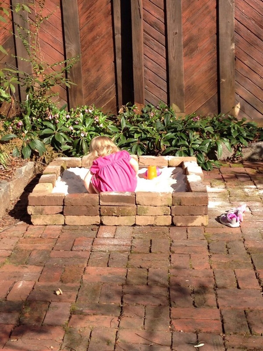 Клумба из старого кирпича