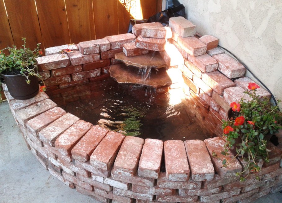 Декор из кирпича в саду