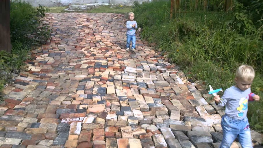 Тропинка из кирпича