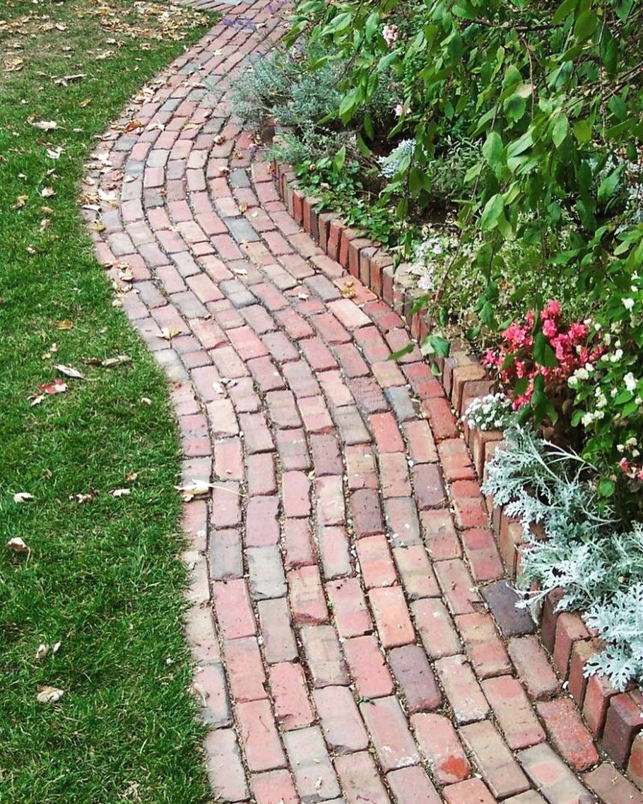 Кирпичные дорожки в саду