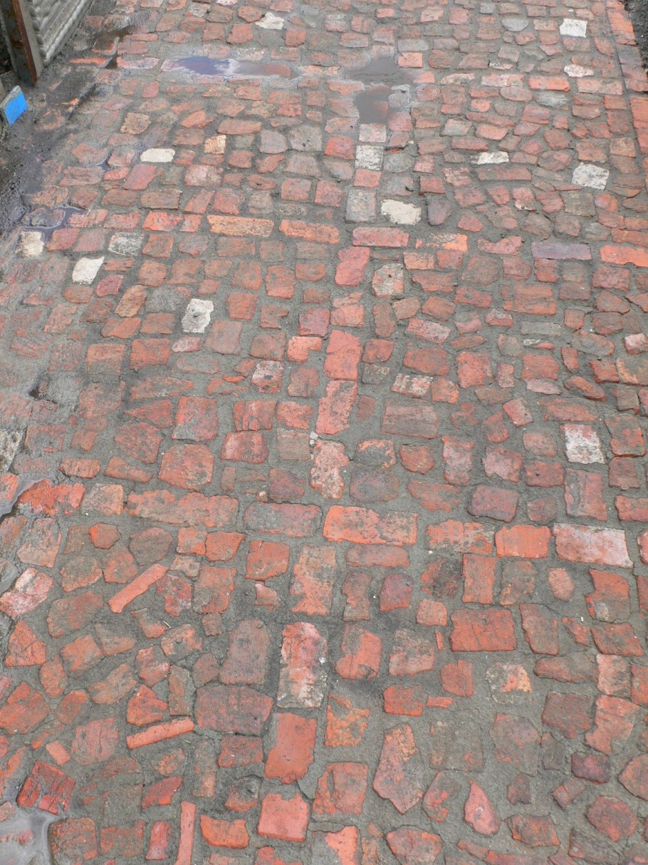 Дорожка из старых кирпичей