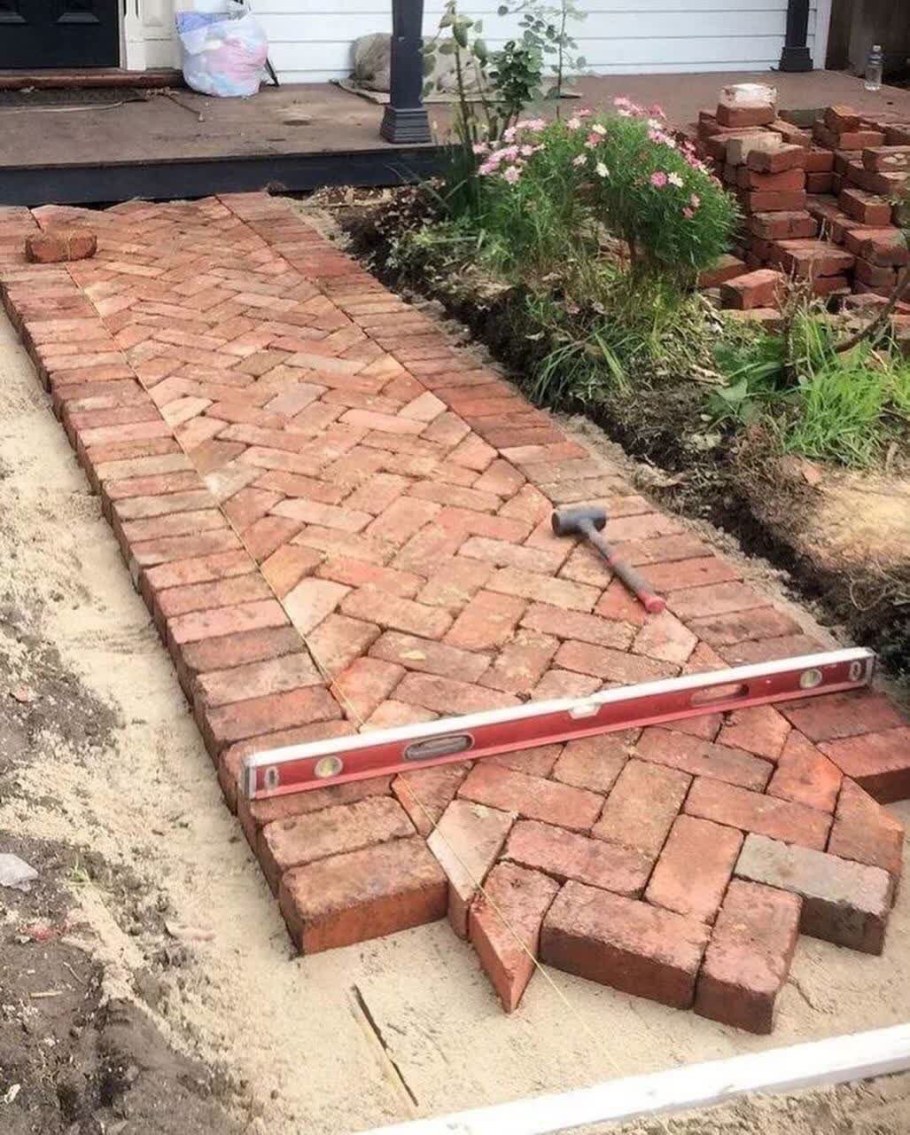 Дорожка из старых кирпичей