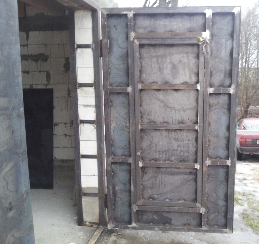 Дверь металлическая в гараж