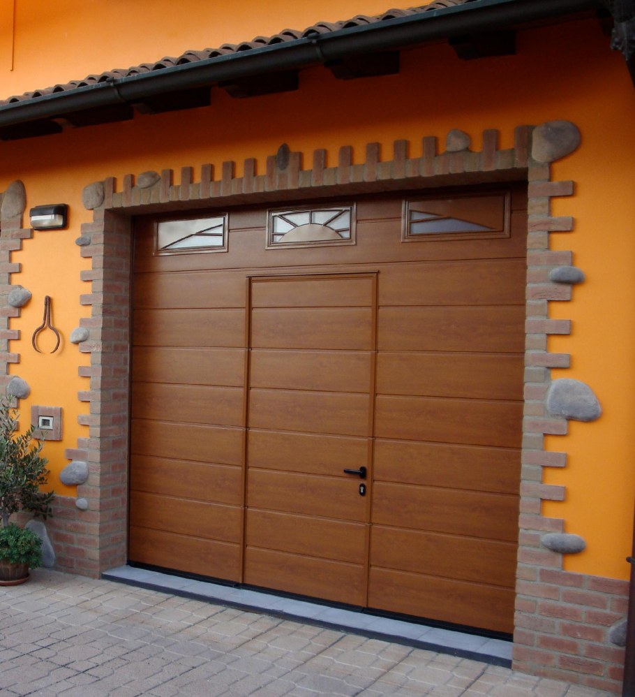 Ворота секционные золотой дуб с калиткой Дорхан