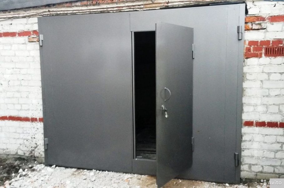 Гаражные ворота распашные металлические