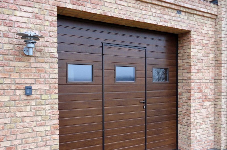 Секционные ворота ALUTECH С калиткой