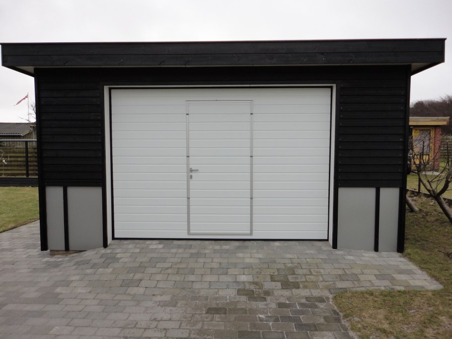 Гаражные ворота секционные DOORHAN