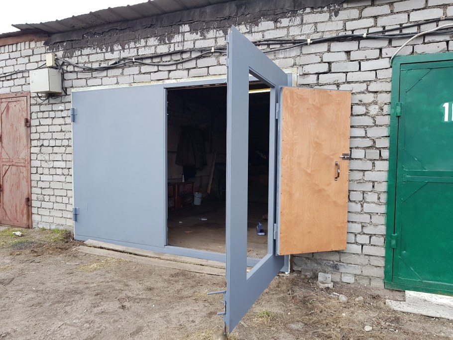 Ворота для гаража металлические распашные