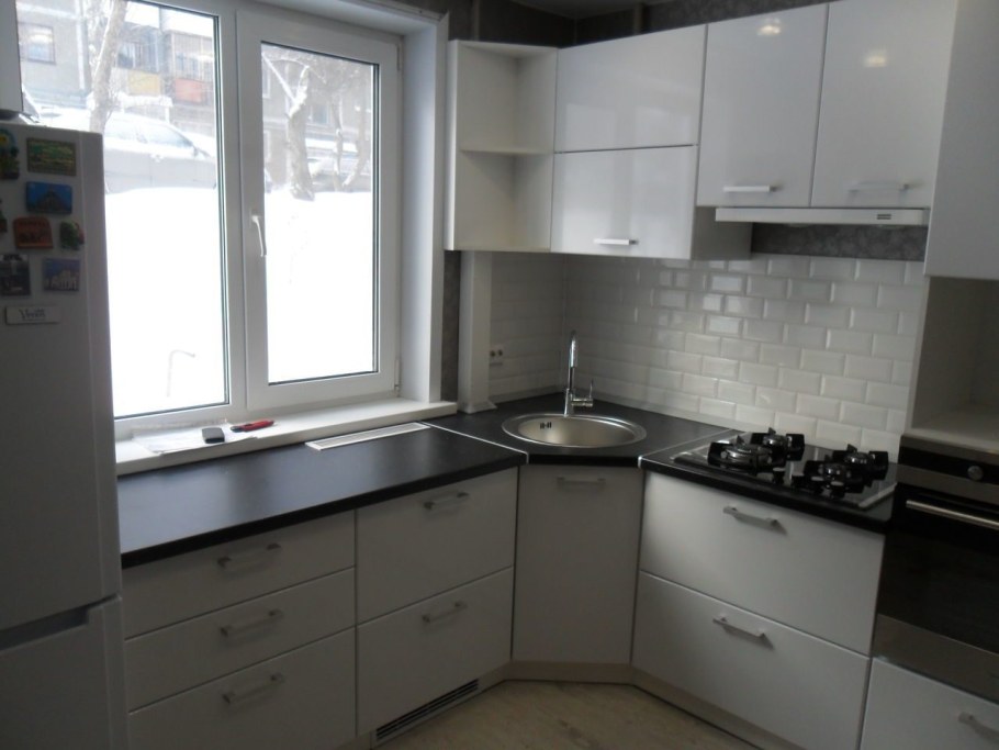 Кухня со столешницей у окна