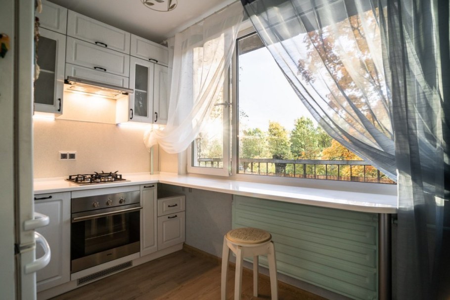 Кухня вдоль окна