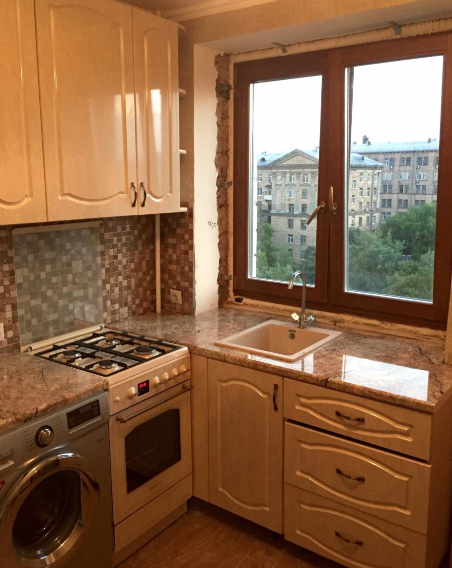 Кухонный гарнитур с окном