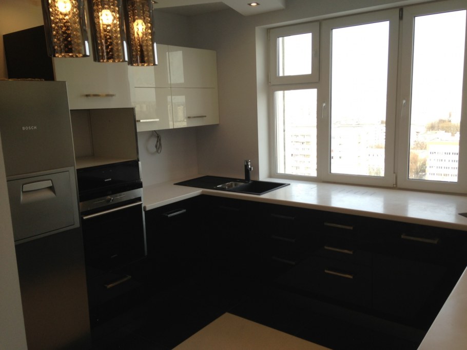 Угловая кухня вдоль окна