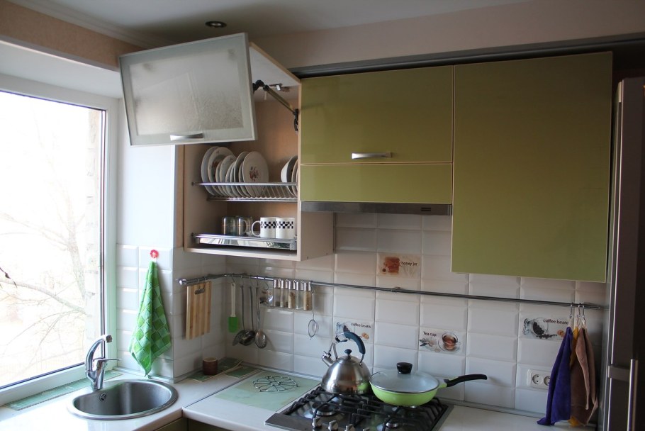 Кухни в хрущевках с раковиной у окна