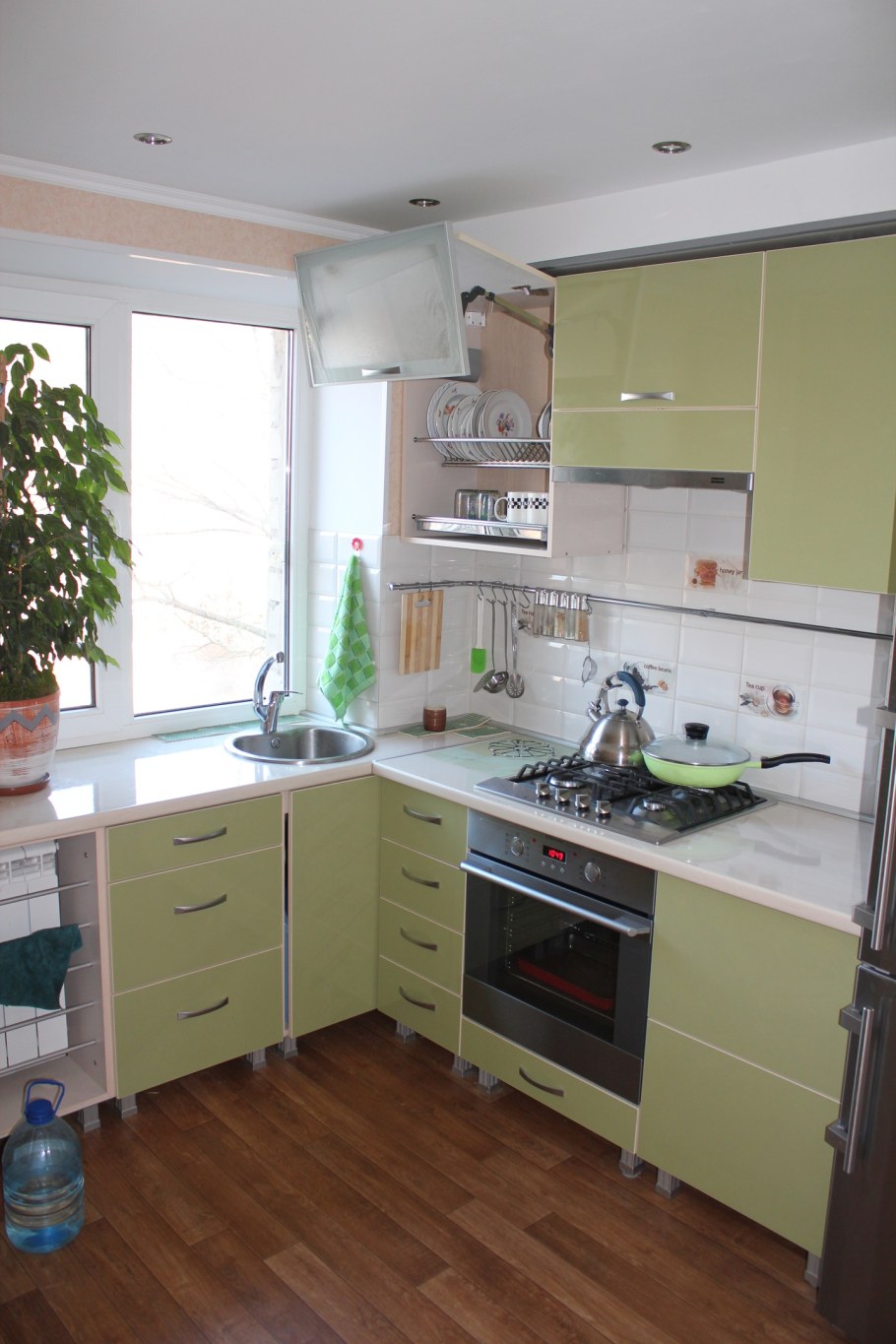 Раковина у окна на кухне