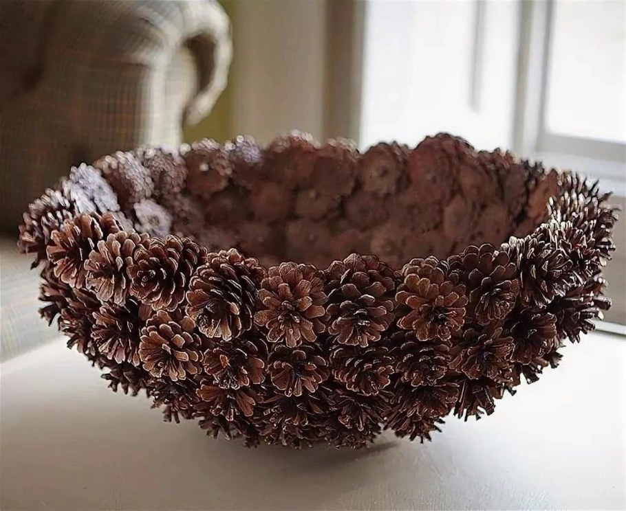 Корзина из сосновых шишек