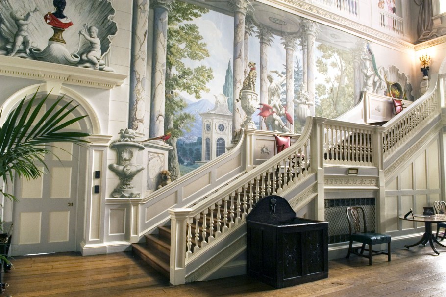 Лестница в доме фрески