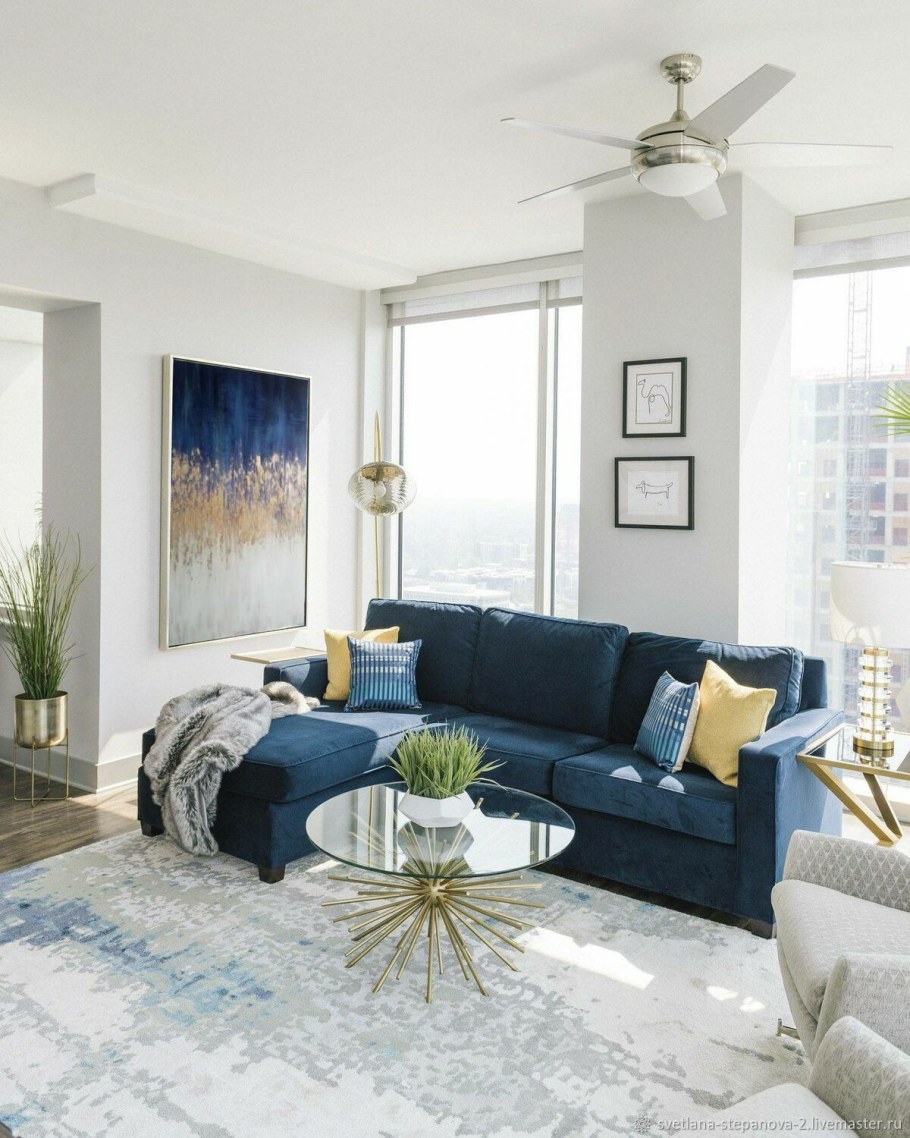 Синий диван в интерьере гостиной