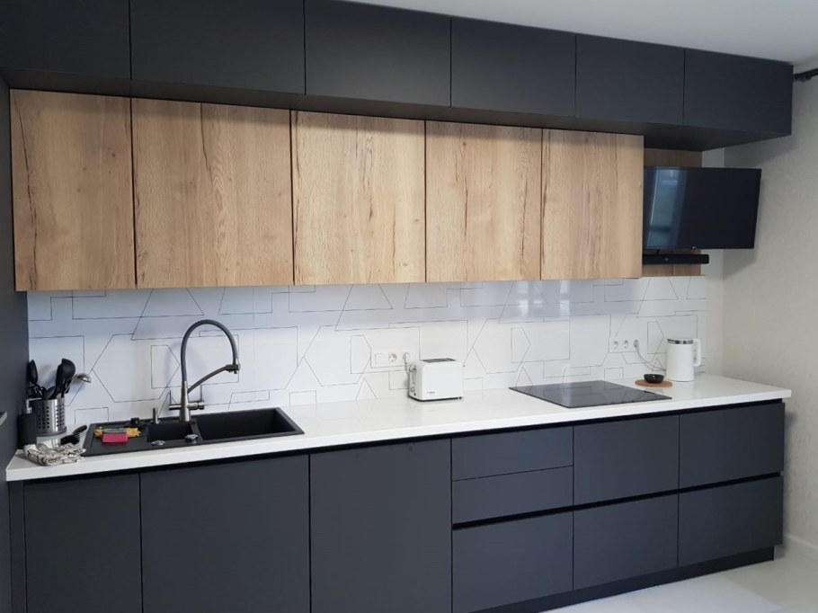 Кухня графит с деревом и белым