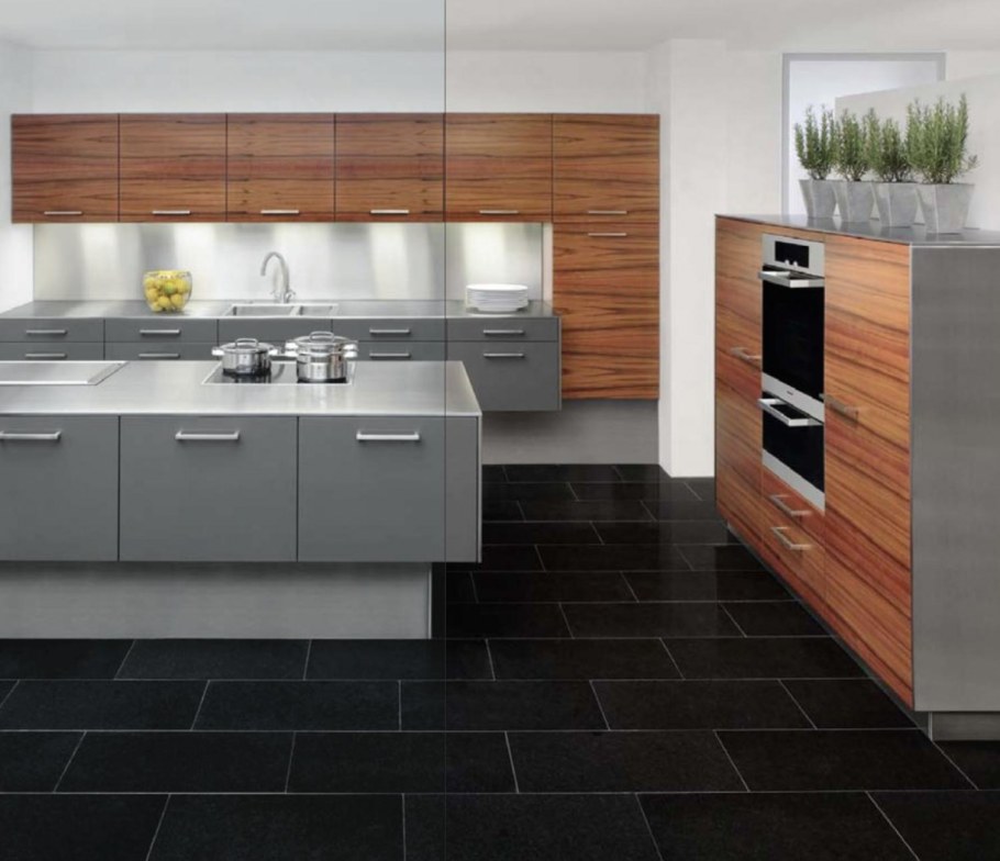 Кухня в сером цвете с деревом