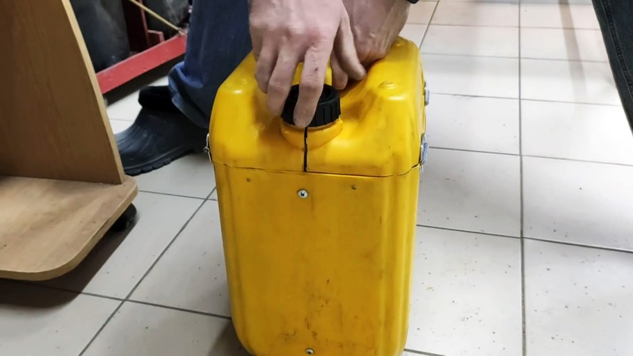 Ящик из канистры