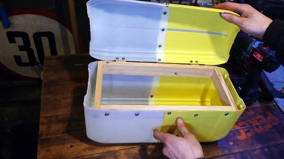 Из пластиковой канистры кейс для инструмента