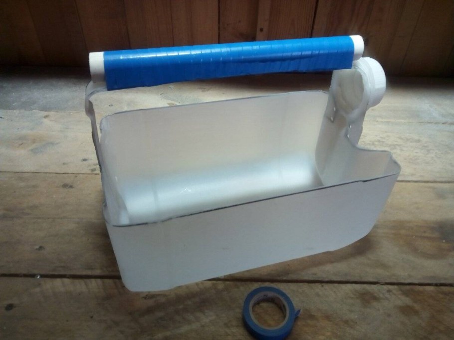 Ящик для инструментов из пластиковых канистр