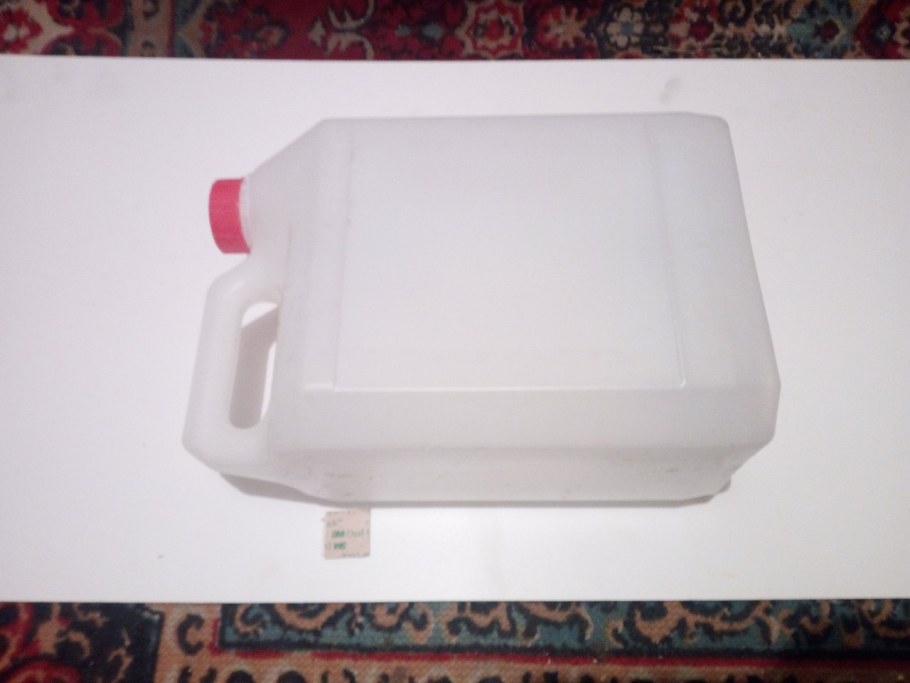 Лоток из пластиковой канистры