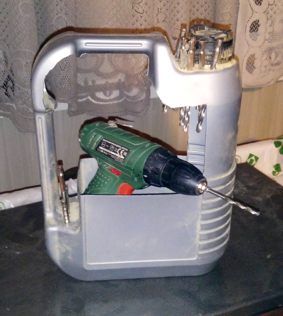 Ящик для инструментов из пластиковой канистры